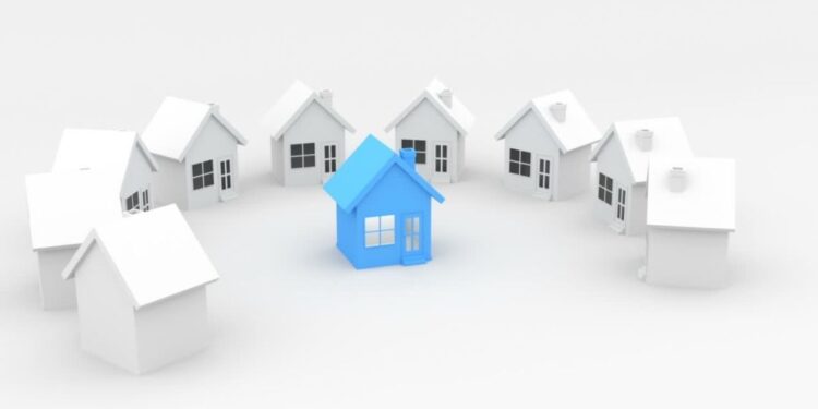 una casa blu da provenienza donativa in mezzo a case bianche